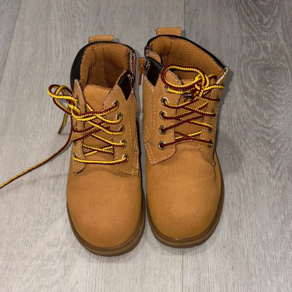 275. Eddie Bauer Kids Brown Boots with Yellow and Red Laces Boys Size 8